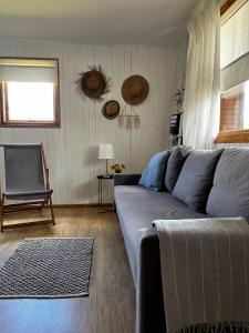 a living room with a couch and a television at Dom Pod Długim Wiosłem in Wiartel