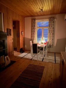 una sala da pranzo con un tavolo e una finestra di Liepeen pappila a Pudasjärvi
