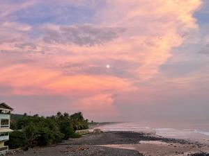 een uitzicht op een strand met een bewolkte hemel bij Sunset View - Mini Loft in La Libertad
