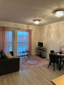羅瓦涅米的住宿－Tyylikäs studio rauhallisella sijainnilla，客厅配有沙发和桌子