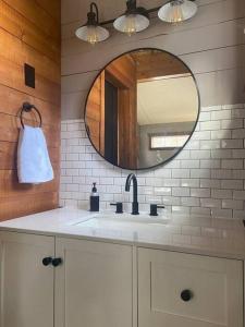 ein Bad mit einem Waschbecken und einem Spiegel in der Unterkunft The Cedar Hutch in Cedarville