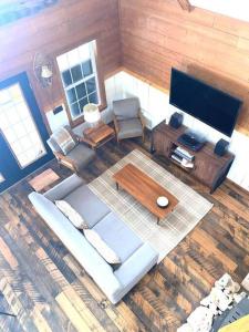 ein Wohnzimmer mit Sofa und TV in der Unterkunft The Cedar Hutch in Cedarville