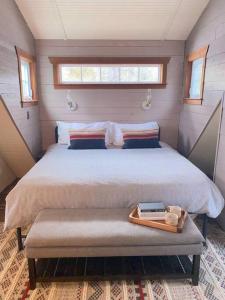 ein Schlafzimmer mit einem großen Bett und einem Tablett darauf in der Unterkunft The Cedar Hutch in Cedarville