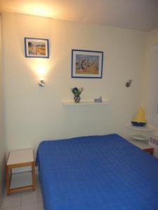 Säng eller sängar i ett rum på SOPRALAND Joli T2 avec cabine piscine proche plage Richelieu Cap d Agde