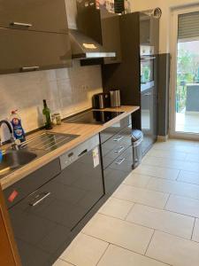 una cucina con lavandino e piano di lavoro di NT Dreamhouse a Düren - Eifel