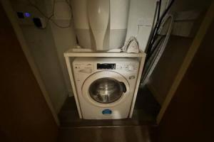 una pequeña lavadora en una pequeña habitación en Airy 1 Bed Central Manchester Apartment Sleeps 2, en Mánchester