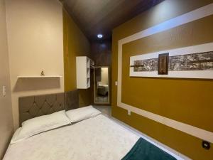 Casa Galaxy في بوا فيستا: غرفة نوم صغيرة مع سرير في غرفة