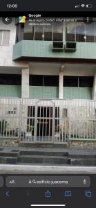 - une vue sur un bâtiment avec une porte devant dans l'établissement Condomínio Juacema, à Cabo Frio