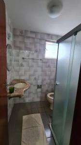 La salle de bains est pourvue d'un lavabo et de toilettes. dans l'établissement Condomínio Juacema, à Cabo Frio