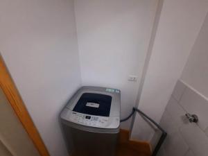 a bathroom with a scale in the corner of a room at Casa Bellavista Full Equipada in Tomé