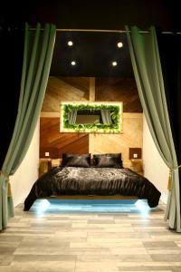 - une chambre avec un lit doté d'un miroir et de rideaux dans l'établissement L'appar-T loft avec Spa privatif et jardin, à Gières