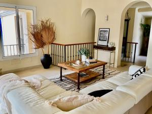Et sittehjørne på Exceptional views from 5 bed villa + pool RDR300