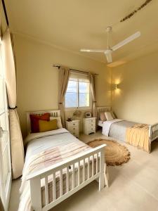 En eller flere senger på et rom på Exceptional views from 5 bed villa + pool RDR300