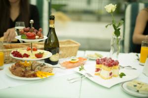 馬里蘭科維茨的住宿－Garni Hotel Danja Herold e. U.，餐桌,带食物盘和一瓶葡萄酒