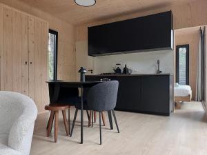 een keuken met een tafel en stoelen in een kamer bij Taiga tiny house in Nunspeet