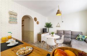 ein Wohnzimmer mit Sofa und Tisch in der Unterkunft Casa Iribarne in Rodalquilar