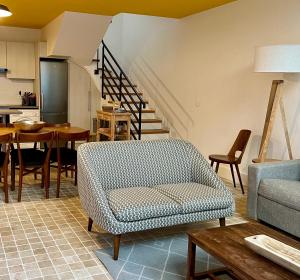 - un salon avec un canapé et une table dans l'établissement Hôtel Villa Blomet, à Paris