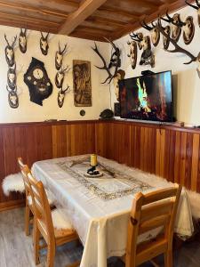 una sala da pranzo con tavolo e corna sul muro di Apartmaji pr' Matičo a Kranjska Gora