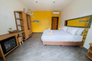 um quarto com uma cama e uma lareira em Dragon Dive Komodo Dive Resort em Labuan Bajo