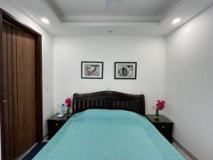 Postel nebo postele na pokoji v ubytování Fully Furnished Comfortable Rooms in Hauz Khas - Woodpecker Apartments