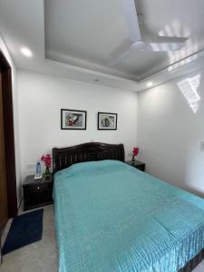 Postel nebo postele na pokoji v ubytování Fully Furnished Comfortable Rooms in Hauz Khas - Woodpecker Apartments