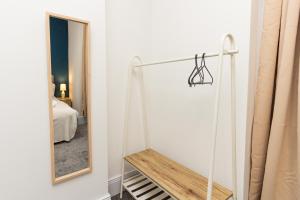 uma escada num quarto com um espelho em Suite 1 - Lovely Ensuite in Oldham Sociable House em Oldham
