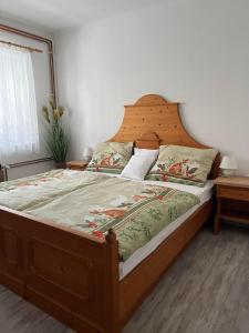 um quarto com uma cama grande e uma cabeceira em madeira em Apartmaji pr' Matičo em Kranjska Gora