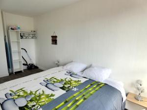 奧爾良的住宿－37m² lumineux face gare SNCF + café et thé offerts，一间卧室配有一张带蓝色和绿色毯子的床