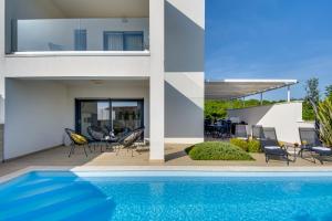Bazén v ubytovaní Villa Aurea alebo v jeho blízkosti