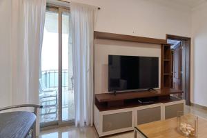 TV a/nebo společenská místnost v ubytování Luxurious Ocean View Suite
