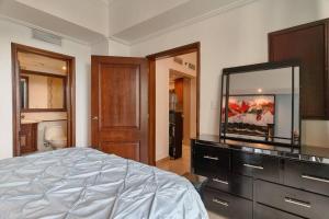 Kuchyň nebo kuchyňský kout v ubytování Luxurious Ocean View Suite