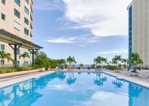Bazén v ubytování Luxurious Ocean View Suite nebo v jeho okolí