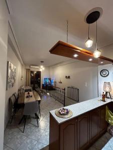 cocina y sala de estar con barra y mesa en Pyrgi Village apartment, en Pyrgi