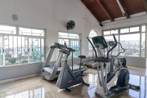 Fitness centrum a/nebo fitness zařízení v ubytování Luxurious Ocean View Suite