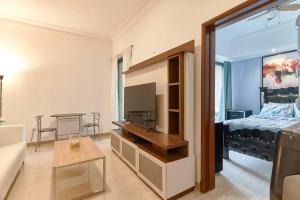 TV a/nebo společenská místnost v ubytování Luxurious Ocean View Suite