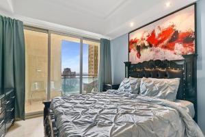 Postel nebo postele na pokoji v ubytování Luxurious Ocean View Suite