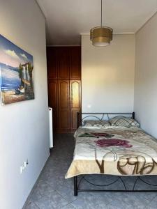 1 dormitorio con 1 cama y una pintura en la pared en Pyrgi Village apartment, en Pyrgi