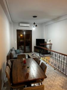 sala de estar con mesa de madera y sofá en Pyrgi Village apartment, en Pyrgi