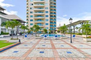 ein Resort mit einem Pool und einem Gebäude in der Unterkunft Luxurious Ocean View Suite in Santo Domingo