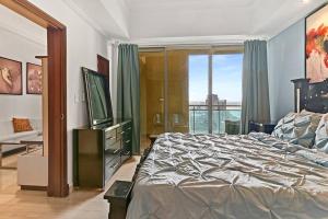 Postel nebo postele na pokoji v ubytování Luxurious Ocean View Suite + 19 fotografií