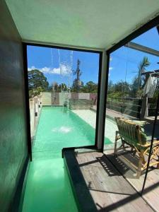 uma vista para uma piscina a partir de uma casa em Alugo espaço com piscina + Jacuzzi! em Mogi das Cruzes
