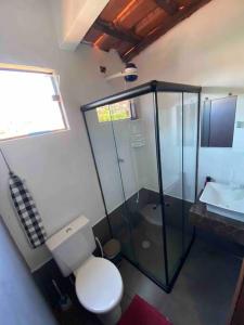uma casa de banho com um chuveiro, um WC e um lavatório. em Alugo espaço com piscina + Jacuzzi! em Mogi das Cruzes