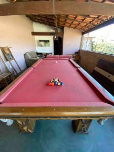 uma mesa de bilhar com bolas em cima em Alugo espaço com piscina + Jacuzzi! em Mogi das Cruzes