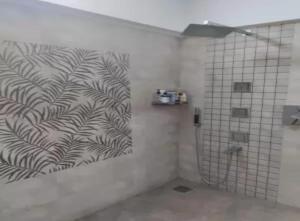 a bathroom with a black and white pattern on the wall at Vacoas Vacacciones in Réunion