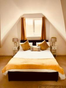 Ένα ή περισσότερα κρεβάτια σε δωμάτιο στο 3 Bedroom Affordable Family Detached House - Business Contractors, Midlands Location - Private garden,Free car park,TV- Netflix and Free WiFi