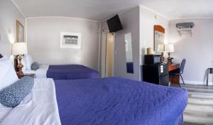 巴爾港的住宿－Belle Isle Motel，酒店客房配有两张床和一张书桌