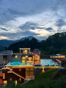 una casa con una gran piscina encima en Hotel Terme 36.6, en Priboj