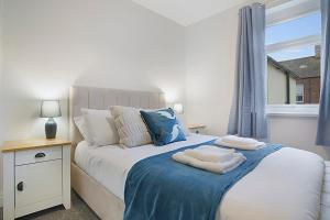 Un pat sau paturi într-o cameră la Seaside Haven on Newcomen Grove, Redcar Retreat