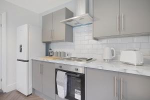 O bucătărie sau chicinetă la Seaside Haven on Newcomen Grove, Redcar Retreat