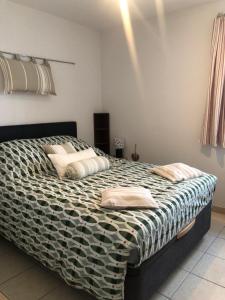 een slaapkamer met een bed met kussens erop bij Le Chamois 2 in Laye